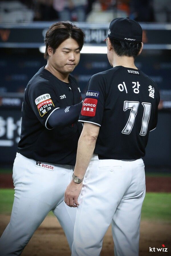 강백호가 지난 8월 5일 대전 한화생명볼파크에서 경기를 마친 후 이강철 KT 위즈 감독과 하이파이브를 했다. /사진=KT위즈