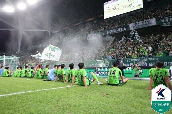 전북현대 선수단과 서포터. /사진=한국프로축구연맹
