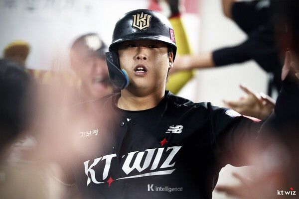 강백호가 지난 1일 광주 KIA전에서 더그아웃에 들어와 동료들과 세리머니를 하고 있다. 사진 | KT 위즈