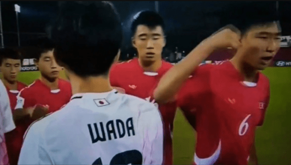 19일 일본과의 국제축구연맹(FIFA) U-17 월드컵 16강 킥오프 전 북한 선수들의 과격한 인사가 화제다. /사진=중계 화면