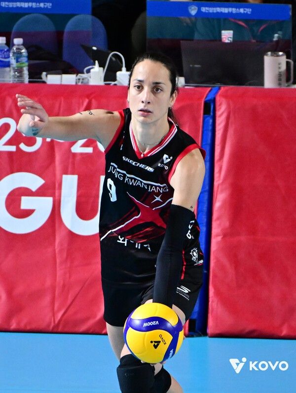 정관장 자네테가 21일 대전충무체육관에서 치러진 페퍼저축은행과의 진에어 2025-2026 V-리그 2라운드 경기에서 공격을 준비하고 있다. /사진=한국배구연맹