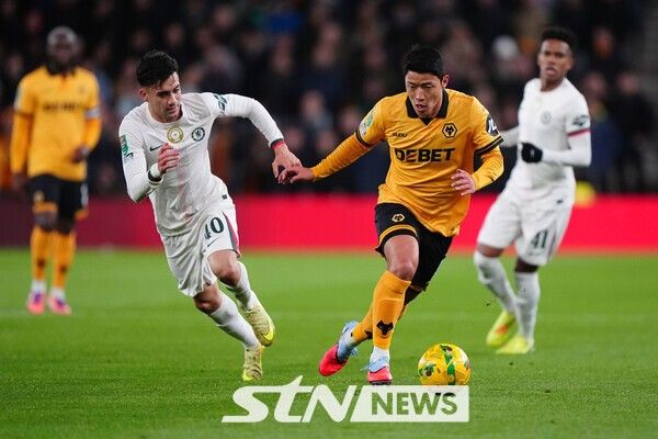 울버햄튼 원더러스 공격수 황희찬(오른쪽). /사진=뉴시스(AP)