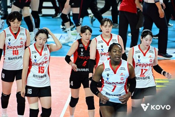 페퍼저축은행 선수단이 21일 대전충무체육관에서 치러진 정관장과의 진에어 2025-2026 V-리그 2라운드 경기에서 아쉬움을 토로하고 있다. /사진=한국배구연맹