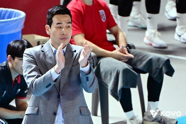 정관장 고희진 감독이 21일 대전충무체육관에서 치러진 페퍼저축은행과의 진에어 2025-2026 V-리그 2라운드 경기에서 선수들을 독려하고 있다. /사진=한국배구연맹