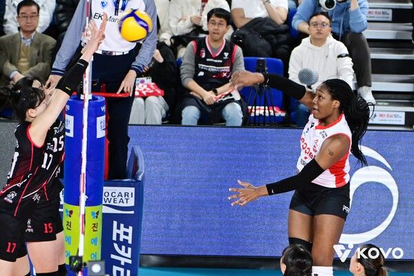 페퍼저축은행 조이가 21일 대전충무체육관에서 치러진 정관장과의 진에어 2025-2026 V-리그 2라운드 경기에서 공격을 시도하고 있다. /사진=한국배구연맹