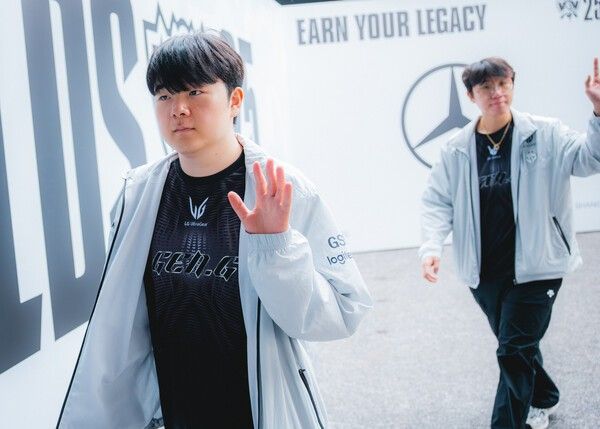 28일&nbsp; 중국 상하이 메르세데스-벤츠 아레나에서 열린 2025 리그 오브 레전드 월드 챔피언십(롤드컵) 8강 경기장에 입장하는 '캐니언' 김건부. /사진=라이엇 게임즈