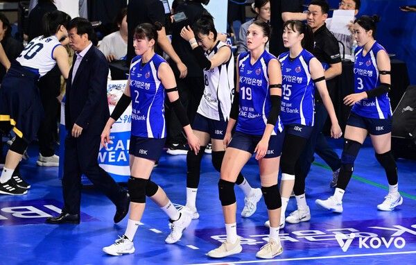 IBK기업은행 선수단이 22일 화성종합실내체육관에서 치러진 IBK기업은행과의 진에어 2025-2026 V-리그 2라운드 경기에서 아쉬움을 표출하고 있다. /사진=한국배구연맹