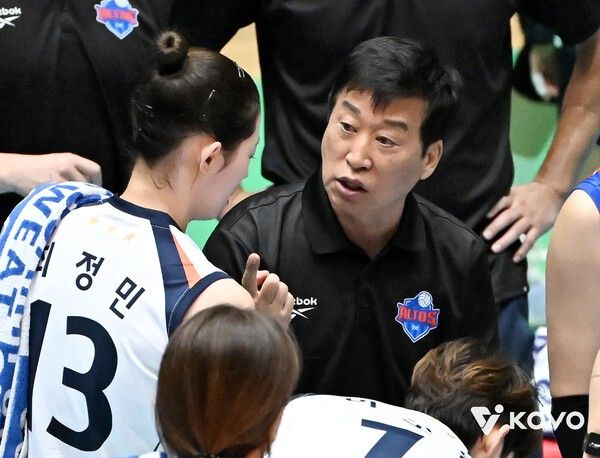 27일 여수진남체육관에서 치러진 현대건설과의 2025 여수·NH농협컵 프로배구대회 여자부 준결승전에서 IBK기업은행의 김호철 감독이 작전 지시 중이다. /사진=한국배구연맹