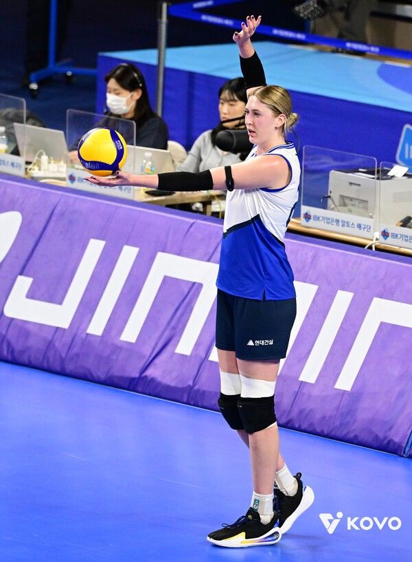 현대건설 카리가 22일 화성종합실내체육관에서 치러진 IBK기업은행과의 진에어 2025-2026 V-리그 2라운드 경기에서 공격을 준비하고 있다. /사진=한국배구연맹