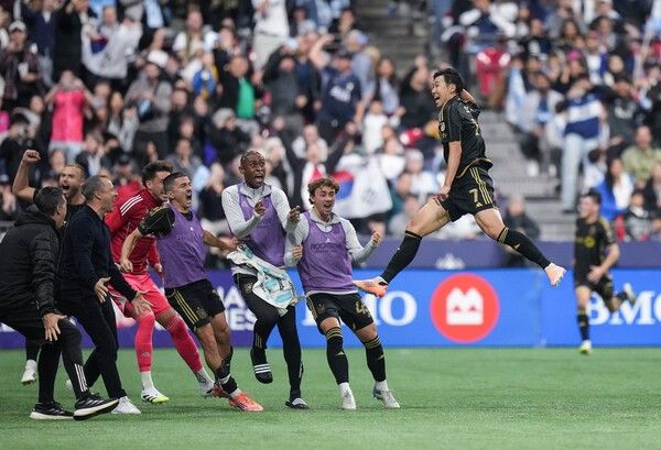 로스엔젤레스FC(LAFC) 손흥민이 22일 미국 밴쿠버에 위치한 BC 플레이스에서 밴쿠버 화이트캡스는 2025시즌 미국 메이저리그 사커(MLS) 컵 플레이오프 서부 컨퍼런스 4강전에서 득점 후 기뻐하고 있다. /사진=뉴시스(AP)