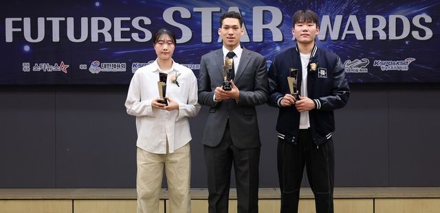 이가현, 에디 다니엘, 윤지원(왼쪽부터)이 24일 오후 3시 서울 중구에 위치한 한국프레스센터 19층 기자회견장에서 열린 '2025 퓨처스 스타대상' 시상식에서 포즈를 취하고 있다.&nbsp;/사진=스타뉴스