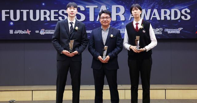 방강호, 이종현 씨, 박서윤(왼쪽부터)이 24일 오후 3시 서울 중구에 위치한 한국프레스센터 19층 기자회견장에서 열린 '2025 퓨처스 스타대상' 시상식에서 포즈를 취하고 있다.&nbsp;/사진=스타뉴스