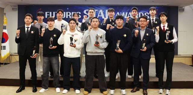 '2025 퓨처스 스타대상' 수상자들이 24일 오후 3시 서울 중구에 위치한 한국프레스센터 19층 기자회견장에서 열린 시상식에서 포즈를 취하고 있다./사진=스타뉴스