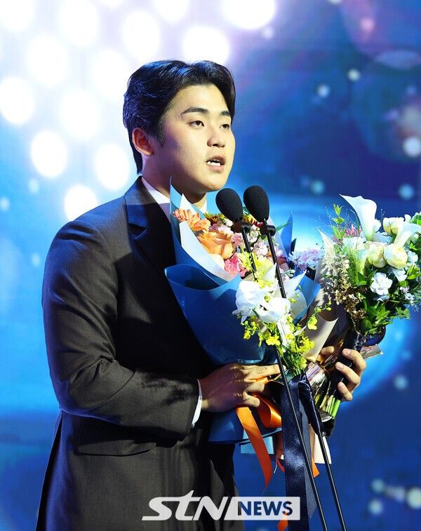 kt 박영현이 24일 서울 송파구 롯데호텔 월드에서 열린 '2025 KBO 리그 시상식'에서 KBO 투수부문 세이브상을 수상 후 소감을 밝히고 있다. /사진=뉴시스