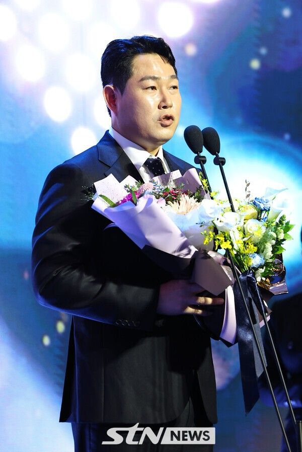 두산 양의지가 24일 서울 송파구 롯데호텔 월드에서 열린 '2025 KBO 리그 시상식'에서 KBO 타자부문 타율상을 수상 후 소감을 밝히고 있다. /사진=뉴시스