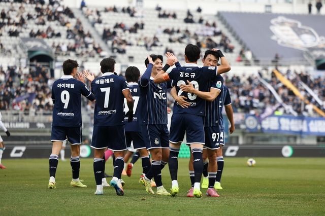 서울이랜드 선수단이 지난 23일 목동운동장에서 열린 하나은행&nbsp;K리그2 2025 39라운드 안산그리너스전에서 득점 이후 환호하고 있다. /사진=서울이랜드