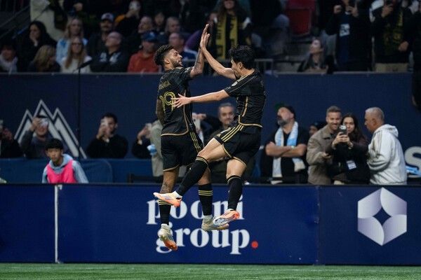 로스엔젤레스FC(LAFC) 손흥민이 22일 미국 밴쿠버에 위치한 BC 플레이스에서 밴쿠버 화이트캡스는 2025시즌 미국 메이저리그 사커(MLS) 컵 플레이오프 서부 컨퍼런스 4강전에서 득점 후 데니스 부앙가와 세리머니 중이다. /사진=뉴시스(AP)