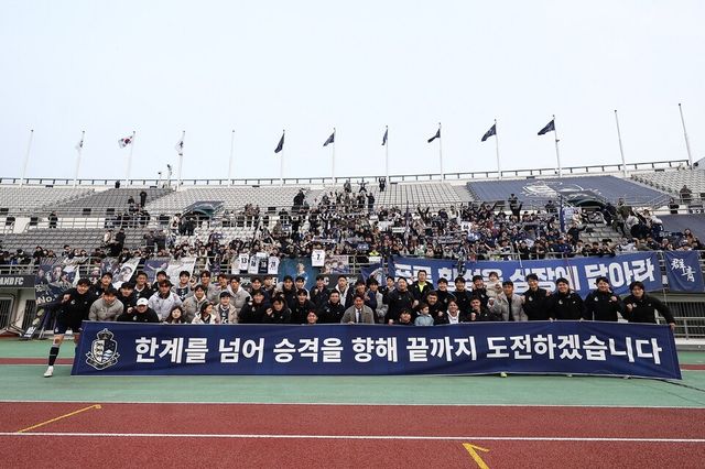 서울이랜드 선수단이 지난 23일 목동운동장에서 열린 하나은행&nbsp;K리그2 2025 39라운드 안산그리너스전 경기 종료 후 포즈를 취하고 있다. /사진=서울이랜드