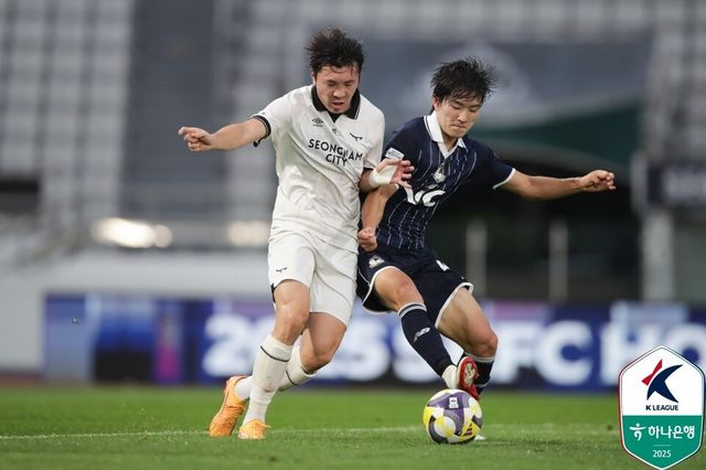 성남FC 신재원(왼쪽)과 서울이랜드 이주혁이 지난 7월 목동운동장에서 열린 하나은행 K리그2 2025 21라운드 경기에서 경합하고 있다. /사진=한국프로축구연맹