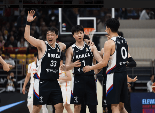득점 후 이승현(좌측), 하윤기(우측)와 기뻐하는 이현중(중앙). /사진=FIBA