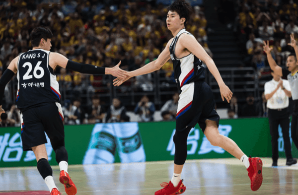 득점 후 하이파이브를 하는 남자농구 대표팀 이현중. /사진=FIBA