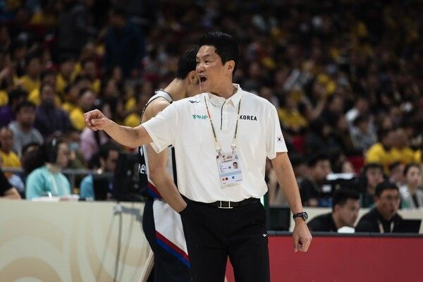 한국 농구 대표팀을 임시로 지휘 중인 전희철 감독. /사진=FIBA