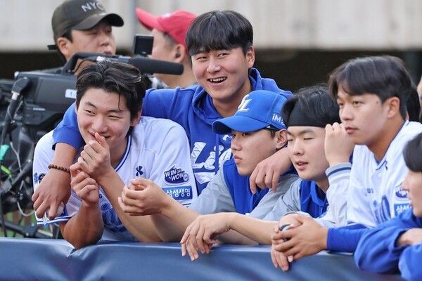 (좌측부터) 육선엽, 이승현(좌), 배찬승, 이승민 등 삼성 라이온즈 투수들이 즐거운 한때를 보내고 있다. 2번째 임기를 시작한 박진만 감독은 '불펜진 성장'이라는 중요한 임무를 가지고 있다. /사진= 삼성 라이온즈