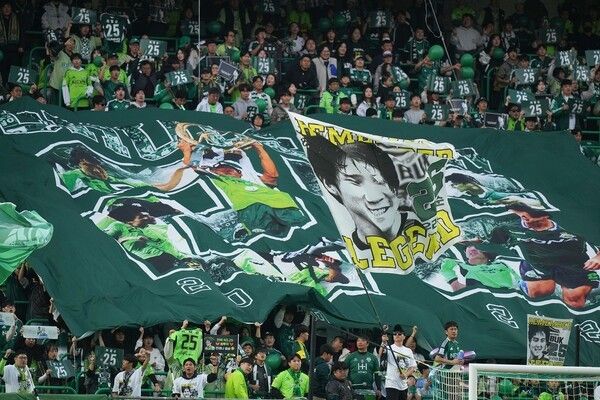 전북현대 서포터가 30일 전주월드컵경기장에서 치러진 FC서울과의 하나은행 K리그1 2025 38라운드 경기에서 최철순 통천을 선보이고 있다. /사진=전북현대