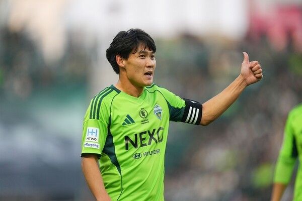 전북현대 최철순이 30일 전주월드컵경기장에서 치러진 FC서울과의 하나은행 K리그1 2025 38라운드 경기에서 동료에게 감사 인사를 전하고 있다. /사진=전북현대