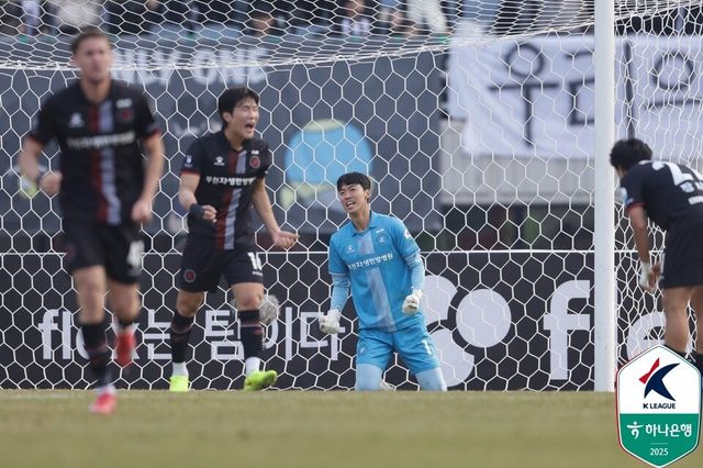 부천FC 김형근이 30일 부천종합운동장에서 치러진 성남FC와의 K리그2 준플레이오프가 종료된 이후 환호하고 있다. /사진=한국프로축구연맹