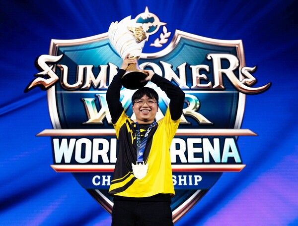 글로벌 e스포츠 대회 ‘서머너즈 워 월드 아레나 챔피언십 2025(이하 SWC2025)’에서 아시아퍼시픽 지역 대표로 출전한 PU가 세계 챔피언으로 우뚝 섰다.(▲SWC2025_ 월드 파이널 챔피언 PU). /사진=컴투스