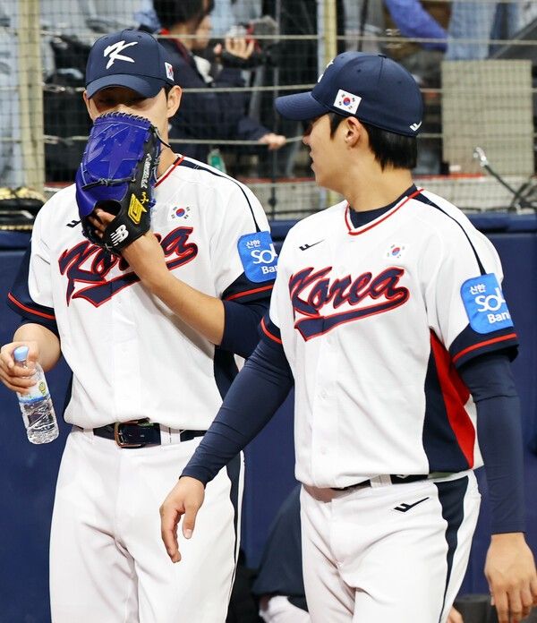 원태인과 문동주가 4일 대표팀 훈련 중 담소를 나누고 있다. /사진=뉴시스