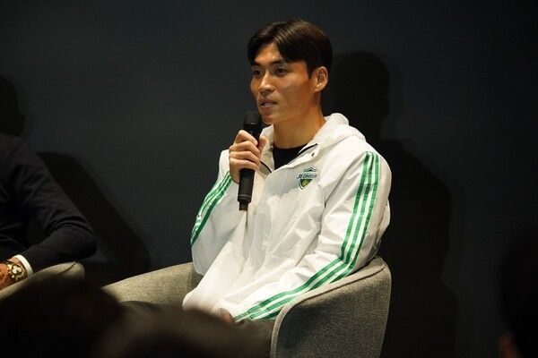5일 팬 익스피리언스 센터에서 열린 전북현대의 하나은행 K리그1 2025 우승 미디어 데이에서 박진섭이 인터뷰 중이다. /사진=전북현대