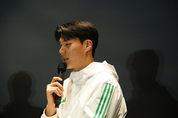 5일 팬 익스피리언스 센터에서 열린 전북현대의 하나은행 K리그1 2025 우승 미디어 데이에서 송번근이 인터뷰 중이다. /사진=전북현대