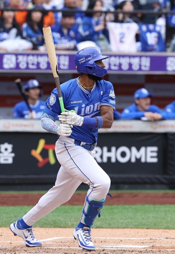 삼성 라이온즈 내야수 르윈 디아즈가 19일 오후 2시 대전 한화생명볼파크에서 열린 2025 신한 SOL뱅크 한국야구위원회(KBO) 포스트시즌(PS) 플레이오프(PO·5전3선승제) 2차전&nbsp;한화 이글스와의 경기에서 타격을 하고 있다. /사진=삼성 라이온즈