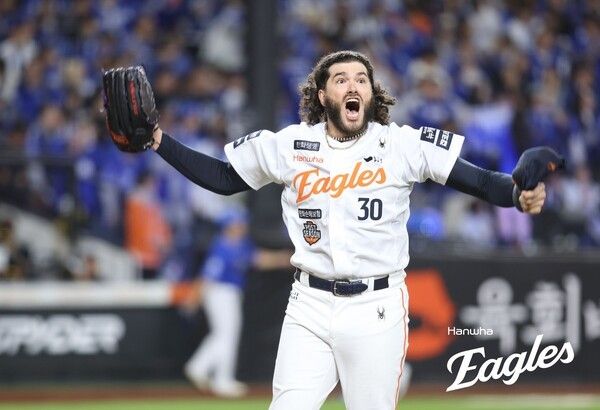 24일 오후 6시 30분 대전 한화생명볼파크에서 2025 신한 SOL뱅크 한국야구위원회(KBO) 포스트시즌(PS) 플레이오프(PO·5전3선승제) 5차전에서 5회초를 마친 뒤 포효하는 코디 폰세. /사진=한화 이글스