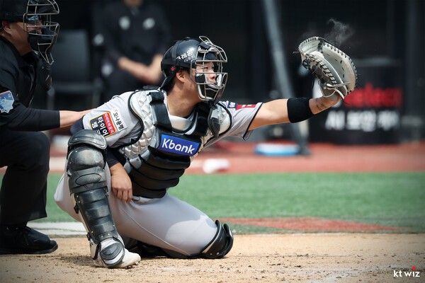 강백호(26·KT 위즈)가 지난 5월 11일 수원 KT위즈파크에서 열린 롯데와 더블헤더 1차전 때 포수 마스크를 썼다. /사진=KT 위즈