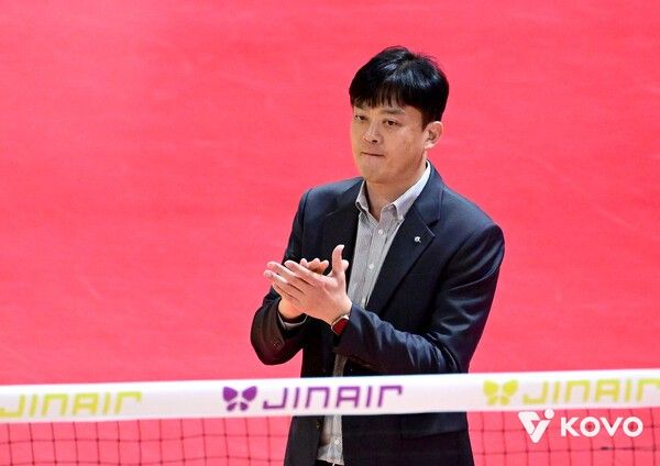 GS칼텍스의 이영택 감독이 6일 페퍼스타디움에서 치러진 페퍼저축은행과의 진에어 2025-2026 V-리그 1라운드 경기에서 선수들을 독려하고 있다. /사진=한국배구연맹