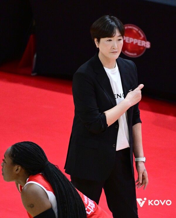 페퍼저축은행의 장소연 감독이 페퍼스타디움에서 치러진 GS칼텍스와의 진에어 2025-2026 V-리그 1라운드 경기에서 선수들에게 지시하고 있다. /사진=한국배구연맹