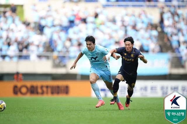 대구FC 정재상(왼쪽)과 광주FC 심상민이 지난 10월에 치러진&nbsp;하나은행 K리그1 2025 32라운드에서 경합하고 있다. /사진=한국프로축구연맹
