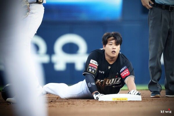 강백호가 지난 7월 23일 창원 NC전에서 2루 베이스를 끌어안고 있다. /사진=KT 위즈