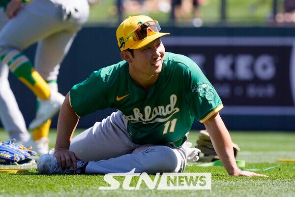 오클랜드 애슬레틱스의 박효준이 11일(현지시각) 미 애리조나주 스코츠데일의 솔트리버필드 앳 토킹스틱에서 열리는 2024 메이저리그(MLB) 시범 경기 애리조나 다이아몬드백스와의 경기를 앞두고 몸을 풀고 있다. 박효준은 8번 타자 우익수로 선발 출전해 3타수 2안타 1득점 1도루를 기록했고 팀은 6-5로 승리했다. 사진┃뉴시스/AP