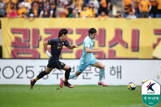 광주FC 심상민(왼쪽)과 대구FC 김주공이 지난 10월에 치러진&nbsp;하나은행 K리그1 2025 32라운드에서 경합하고 있다./사진=한국프로축구연맹
