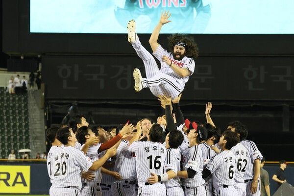 전 LG 트윈스 소속 케이시 켈리가 지난 2024년 7월 20일 열린 팀과 고별식에서 선수들에게 헹가레를 받고 있다. /사진=LG 트윈스