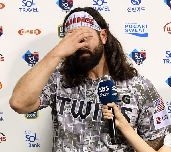 전 LG 트윈스 소속 케이시 켈리가 지난 2024년 6월 25일 삼성전에서 1안타 경기 후 인터뷰에서 울음을 터뜨리고 있다. /사진=LG 트윈스