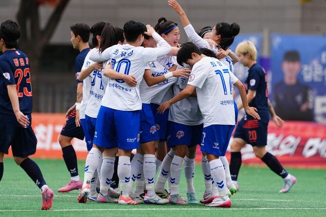 화천KSPO 선수단이 8일 서울월드컵보조구장에서 열린 2025시즌 WK리그 챔피언결정전 1차전 서울시청전에서 득점 이후 기쁨을 나누고 있다. /사진=한국여자축구연맹