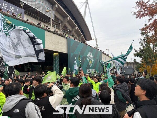 전북현대 서포터가 8일 K리그1 우승 세리머니를 앞두고 선수단 도착을 환영하는 행진을 진행하고 있다. /사진=STN뉴스