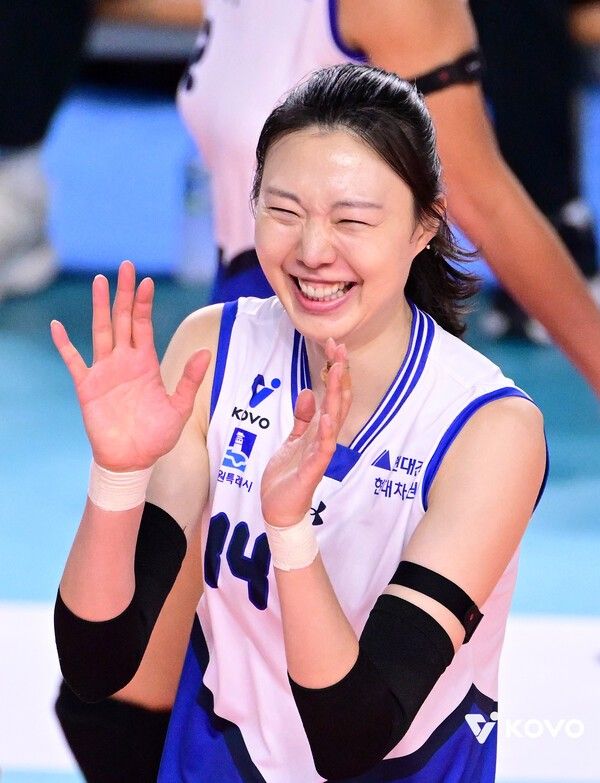 현대건설 양효진이 8일 김천체육관에서 치러진 한국도로공사와의 진에어 2025-2026 V-리그 1라운드 경기에서 미소를 짓고 있다. /사진=한국배구연맹