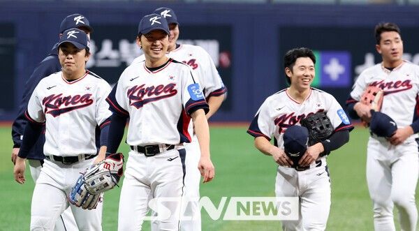 야구 대표팀 박해민, 문현빈 등이 7일 오후 서울 구로구 고척스카이돔에서 훈련을 마친 후 덕아웃으로 향하고 있다. 내년 3월에 열리는 월드베이스볼클래식(WBC)을 대비하기 위해 대표팀은 오는 8일~9일 체코, 15일~16일 일본과 평가전을 치른다. /사진=뉴시스