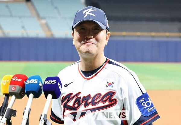 류지현 야구 국가대표팀 감독이 4일 서울 고척스카이돔에서 훈련에 앞서 인터뷰하고 있다. /사진=뉴시스